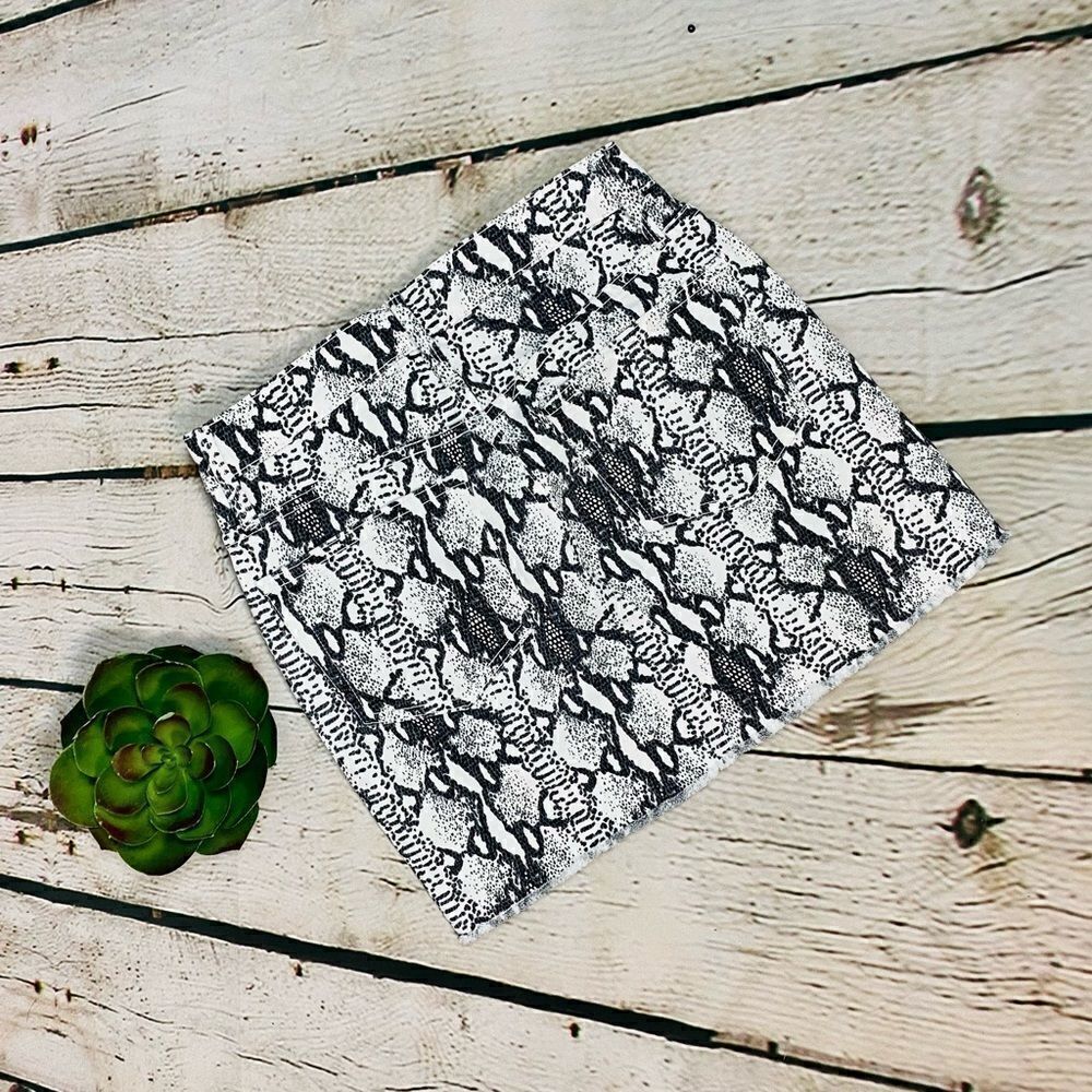 NWT FRAME Le Mini Split Front Python-Print Skirt … - image 12